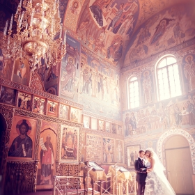 В храме